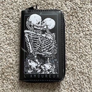 Skeleton wallet, good amount of space